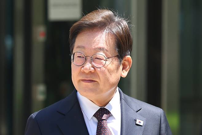 이재명 더불어민주당 대선 후보가 지난달 29일 서울 서초구 서울중앙지방법원에서 열린 '대장동 배임ㆍ성남FC 뇌물' 1심 속행 공판이 끝난 뒤 법원을 나서고 있다. /연합뉴스