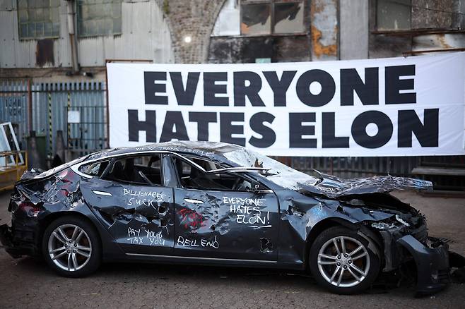지난달 10일 영국 런던 남부에서 일론 머스크 테슬라 CEO에 대한 반대 시위 과정에서 테슬라 차량이 파손됐다./연합뉴스