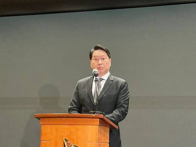 최태원 SK그룹 회장이 7일 서울 중구 SKT타워에서 열린 유심 해킹 사고 관련 일일브리핑에서 대국민 사과를 하고 있다. ⓒ데일리안 이주은 기자