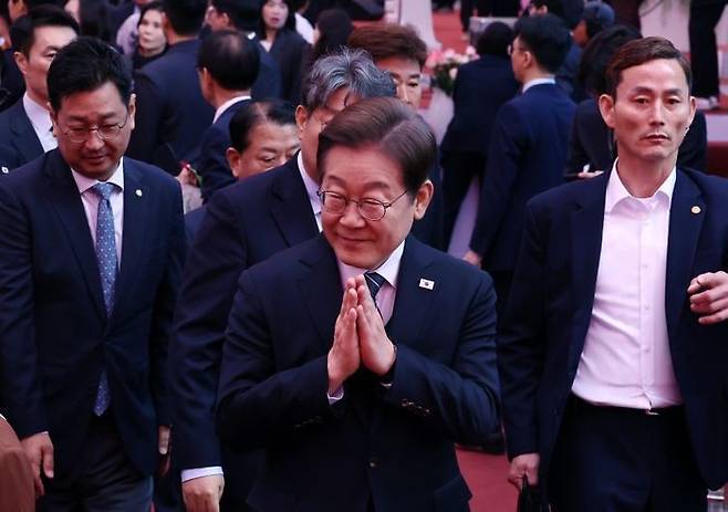 더불어민주당 이재명 대선 후보가 지난 5일 서울 종로구 조계사에서 열린 불기 2569년 부처님오신날 봉축법요식을 마친 후 이동하고 있다.ⓒ연합뉴스