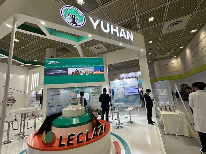 7일 서울 코엑스 바이오코리아 2025 유한양행 부스에서 관람객들이 포스터를 확인하고 있다. ⓒ데일리안 이소영 기자