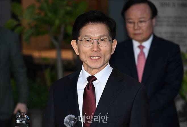 김문수 국민의힘 대선 후보가 7일 오후 서울 종로구의 한 식당에서 한덕수 무소속 대선 예비후보와 단일화 관련 회동을 마친 뒤 나와 취재진의 질문에 답변하고 있다. 김 후보 뒤는 김재원 대선 후보비서실장 ⓒ데일리안 홍금표 기자