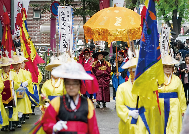‘선농대제’에서 어가행렬을 재현한 모습. 동대문구 제공