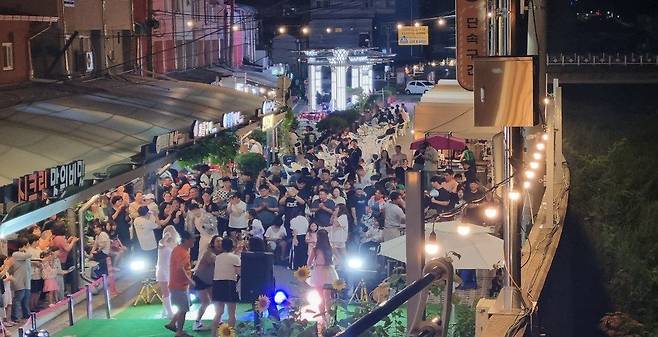 강원도내 전통시장에서 주말 야시장이 잇따라 개장해 지역경제 활성화에 도움을 줄 전망이다. 지난해 정선 고한구공탄시장의 야시장 모습. 강원도 제공