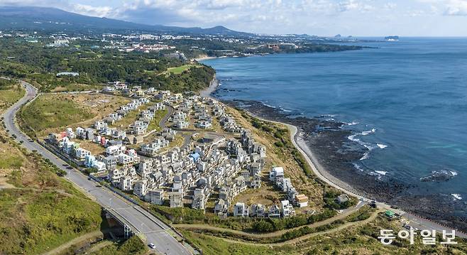 제주국제자유도시개발센터(JDC)가 흉물로 10년째 방치된 예래단지 사업을 ‘도시개발사업’으로 재추진하기로 했다. 사진은 방치된 예래단지 모습. 동아일보DB