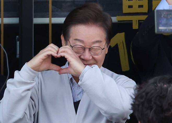 민심을 청취하는 ‘경청 투어’에 나선 이재명 더불어민주당 대선후보가 7일 전북 진안군 새참거리 인근에서 즉흥 연설을 하던 중 손으로 하트를 그리고 있다. .2025.05.07. 뉴시스