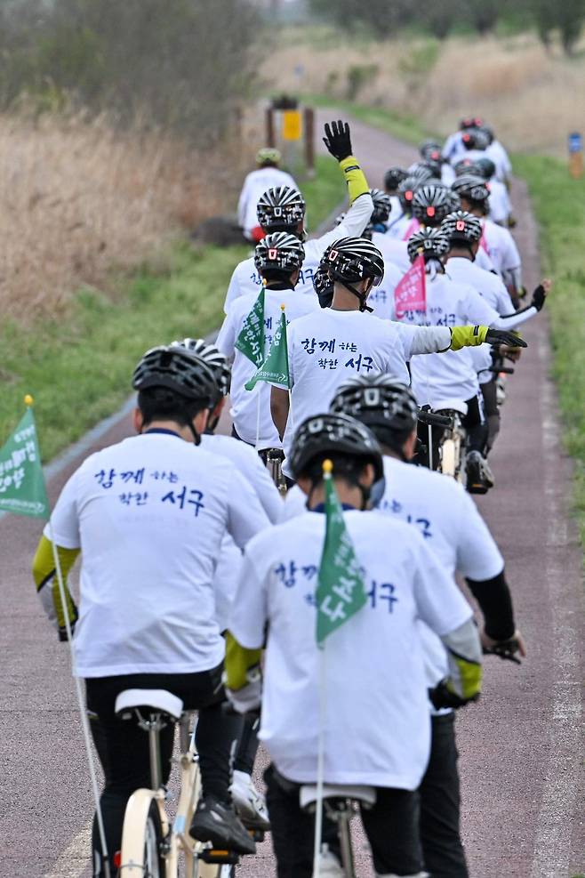 광주 서구 시각장애인과 비장애인들이 지난달 19일 영산강 자전거길에서 빛과 바람의 라이딩 행사를 가졌다. 행사는 서구 아너스 등의 후원으로 진행됐다. 광주 서구 제공.