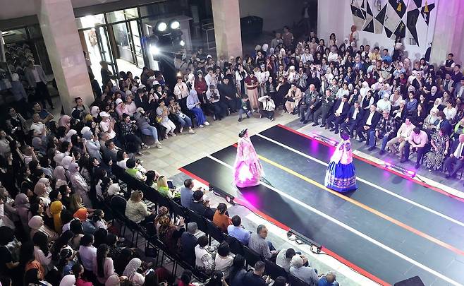 지난달 21일 우즈베키스탄 타슈켄트 국립예술학술원에서 열린 ‘국제 순수 및 응용 미술 축제’ 개막 기념 패션쇼에서 계명대 패션디자인과 학생들이 한복 작품을 선보이고 있다. 계명대 제공