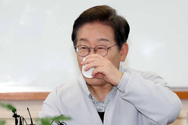 민심을 청취하는 ‘경청 투어’에 나선 이재명 더불어민주당 대선후보가 7일 전북 익산시 인북로 대한노인회 익산지회에서 열린 임원 간담회에서 물을 마시고 있다. 2025.05.07. 뉴시스