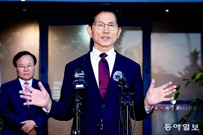 김문수 국민의힘 대선후보가 7일 서울 종로구의 한 식당에서 한덕수 무소속 대선 예비후보와 후보 단일화 관련 회동을 마친 후 취재진의 질문에 답하고 있다.  장승윤 기자 tomato99@donga.com