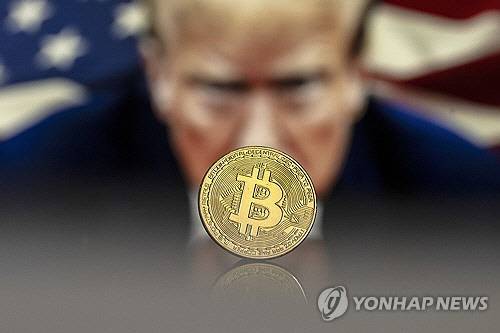 도널드 트럼프 미국 대통령을 배경으로 비트코인을 합성한 그래픽 이미지. [EPA 연합뉴스 자료사진]