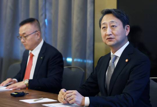안덕근 사업통상자원부 장관은 이날 예정되었던 본계약 체결 참석을 위해 체코를 방문한 자리에서 기자간담회를 열었다. [산업통상자원부]