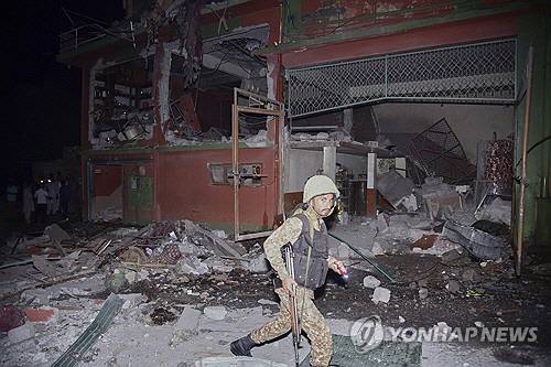 7일 파키스탄령 카슈미르 무자파라바드 인근에서 파키스탄군이 인도 미사일 공격으로 파손된 것으로 보이는 건물을 갈펴보고 있다. [AP 연합뉴스 자료사진]