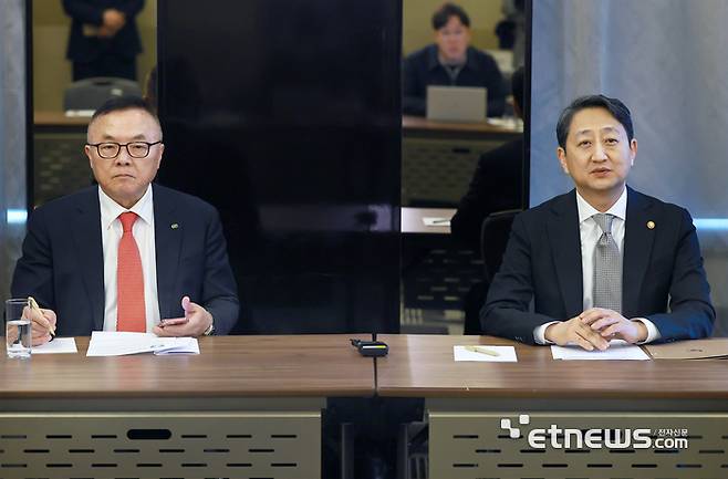 안덕근 산업부 장관(오른쪽)과 황주호 한수원 사장이 체코 프라하에서 두코바니 원전 수주 계약식 중단과 관련해 발언하는 모습. 사진: 산업부