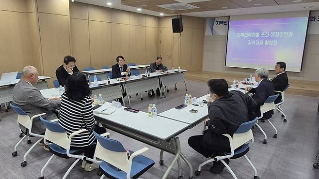 7일 오전 에너지밸리기업개발원 2층 중회의실에서 열린 '지역전력계통포화 해결방안과 지역경제활성화' 포럼에서 패널들이 토른을 벌이고 있다.