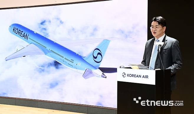 조원태 한진그룹 회장이 11일 서울 강서구 대한항공 본사에서 열린 신규 CI 공개 기자간담회에서 취재진의 질문에 답하고 있다. 〈공항사진기자단〉