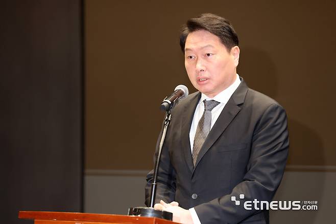 최태원 SK그룹 회장이 7일 서울 중구 SKT타워에서 유심 해킹 사태에 대한 브리핑을 하고 있다. 김민수기자 mskim@etnews.com
