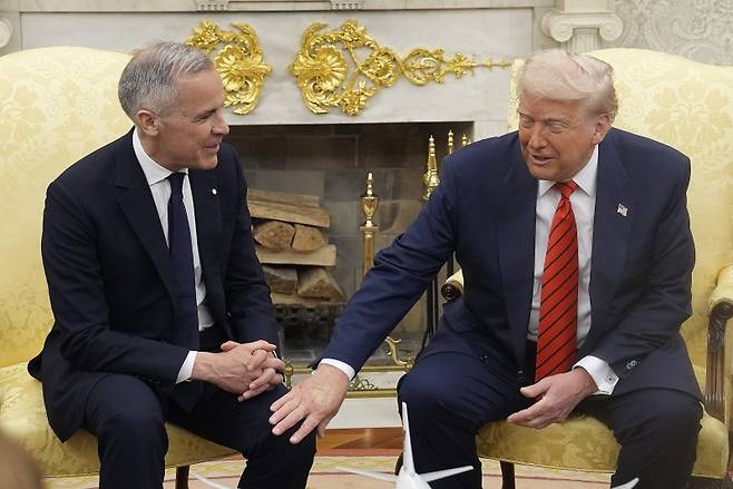 도널드 트럼프(오른쪽) 미국 대통령이 6일(현지시간) 워싱턴 백악관을 찾은 마크 카니 캐나다 총리와 정상회의를 하고 있다. 카니 총리는 이날 트럼프 대통령에게 캐나다는 절대 파는 물건이 아니라고 못박았지만 트럼프는 "절대라는 말은 절대 해서는 안 된다"고 되받아쳤다. AP 연합