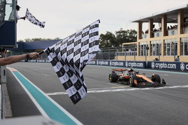 4일 6라운드 미국 인터내셔널 오토드롬 시가지 서킷에서 오스카 피아스트리가 결승선을 통과하고 있다. 뉴시스