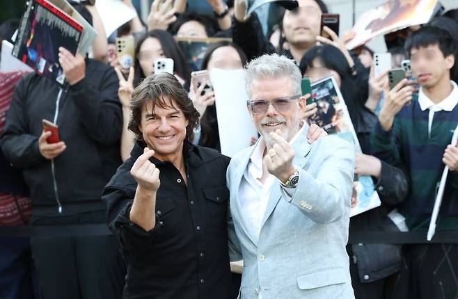 할리우드 배우 톰 크루즈와 크리스토퍼 맥쿼리 감독(오른쪽)이 '미션 임파서블: 파이널 레코닝' 홍보를 위해 7일 오후 서울김포비즈니스항공센터(SGBAC)를 통해 내한해 하트를 그리고 있다. 뉴스1