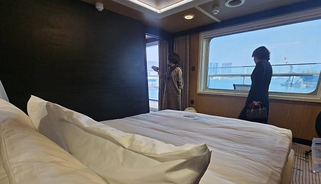 부산항을 모항으로 하는 팬스타 크루즈의 신형 선박 '미라클호'가 지난달 9일 첫 내부 공개 행사를 열었다. 선내 가장 높은 등급 객실인 프레지덴셜 스위트의 침실을 방문객들이 구경하고 있다. 사진=변옥환 기자