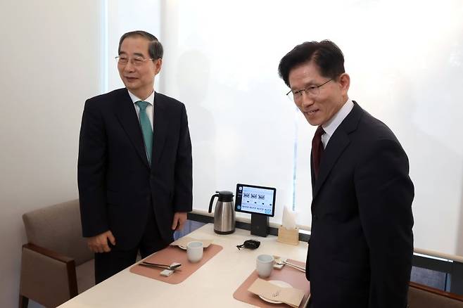 김문수 국민의힘 대통령 후보와 한덕수 무소속 예비후보가 7일 오후 서울 종로구의 한 식당에서 단일화 관련 회동을 하고 있다. 공동취재