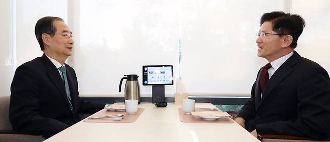 김문수 국민의힘 대선 후보와 한덕수 무소속 대선 예비후보가 7일 오후 서울 종로구의 한 음식점에서 열린 후보 단일화를 위한 회동에서 대화를 나누고 있다. (공동취재) /사진=뉴스1