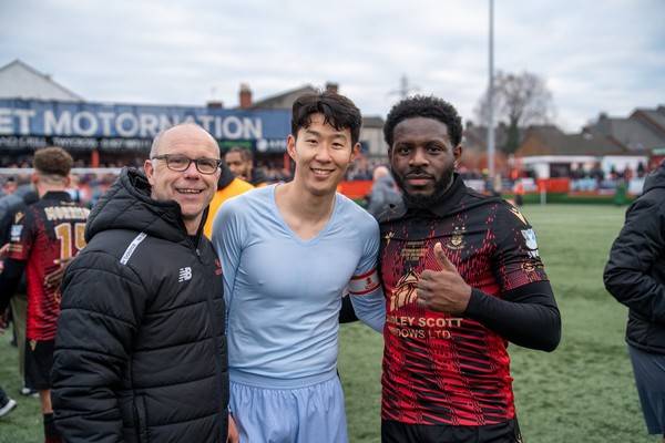 앤디 피크스 탬워스 감독(왼쪽부터), 손흥민(토트넘홋스퍼), 네이선 치쿠나(탬워스). 탬워스 X 캡처