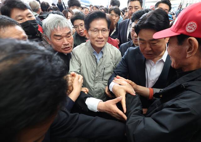 김문수 국민의힘 대통령 후보가 6일 경북 포항시 죽도시장을 방문해 지지자들과 인사하고 있다. 연합뉴스