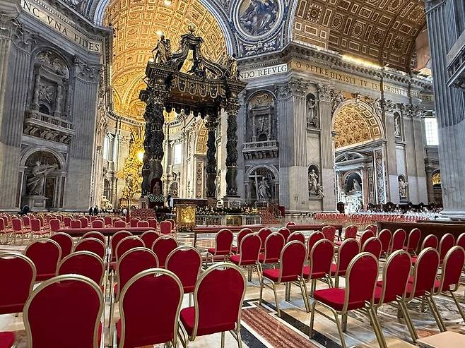 7일 콘클라베를 앞두고 성 베드로 대성당 중앙 네 개의 청동 기둥이 떠받치는 발다키노를 중심으로 250여명의 추기경이 앉을 붉은색 의자가 놓였다. 추기경들은 이곳에서 교황 선출을 위한 특별 미사를 드릴 예정이다. 사진 장예지 특파원