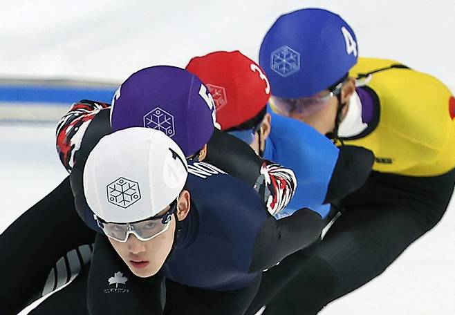 쇼트트랙 국가대표 임종언이 지난 4월13일 서울 목동 아이스링크에서 열린 2025∼2026시즌 쇼트트랙 국가대표 2차 선발전 남자부 1000m 예선에서 역주하고 있다. 연합뉴스