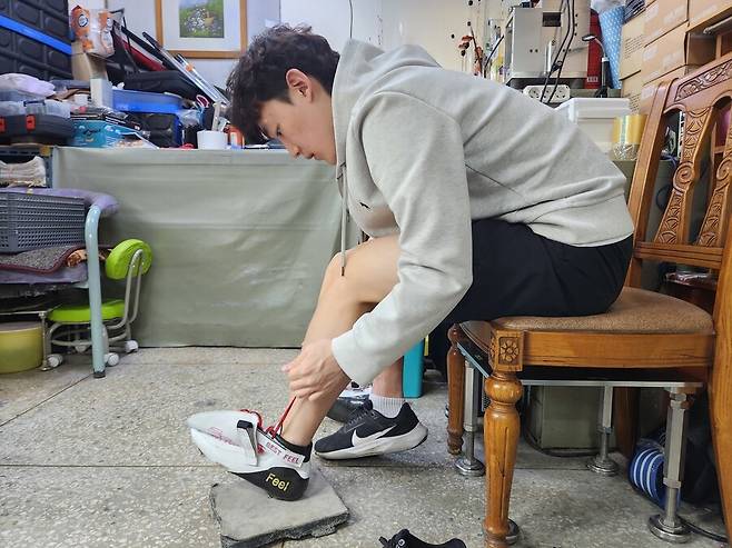 쇼트트랙 국가대표 임종언이 지난달 30일 서울 노원구 삼덕스포츠에서 새 부츠를 신어보고 있다. 장필수 기자 feel@hani.co.kr