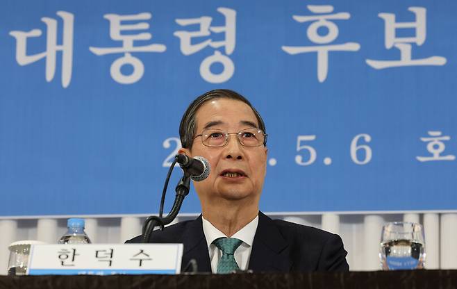한덕수 무소속 대통령선거 예비후보가 6일 서울 중구 코리아나호텔에서 열린 관훈토론회에서 패널 질문에 답변하고 있다. 국회사진기자단