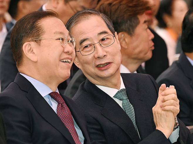 한덕수 무소속 대통령 후보가 지난 5일 서울 종로구 조계사에서 국민의힘 권영세 비상대책위원장과 대화하고 있다. 연합뉴스