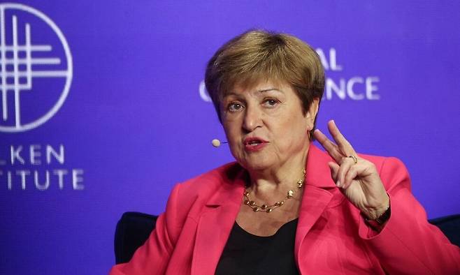 크리스탈리나 게오르기에바 IMF 총재가 5일(현지시각) 미국 캘리포니아 비벌리힐스에서 열린 ‘밀컨 글로벌 콘퍼런스’에서 발언하고 있다. AFP 연합뉴스