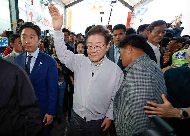이재명 더불어민주당 대선 후보가 7일 전북 임실군 임실시장에서 시민 및 지지자들에게 인사를 하고 있다. 연합뉴스
