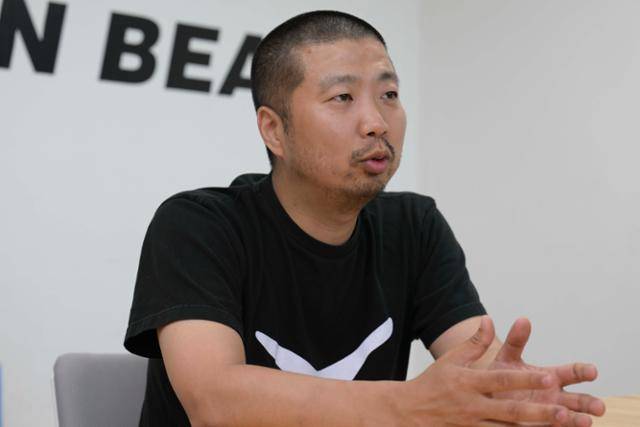 '도시의 동물들' 저자 최태규 수의사가 지난달 25일 서울 구로구 곰 보금자리 프로젝트 사무실에서 한국일보와 인터뷰하고 있다. 저자와의 북토크가 9일 오후 7시30분 서울 관악구 '밝은책방'에서 열린다. 강예진 기자