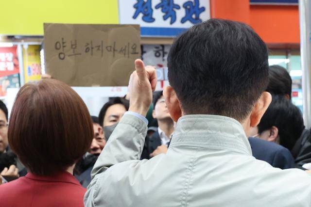 김문수 국민의힘 대선 후보가 6일 경북 포항시 죽도시장을 방문해 시민들을 향해 '엄지척' 하고 있다. 뉴시스