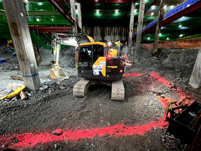 삼성물산이 개발한 안전장치를 부착한 굴착기가 지난달 30일 경기 판교신도시 엔씨소프트 글로벌 RDI센터 건설 현장에서 가동하고 있다. 붉은 조명을 쏴 가동 범위를 표시하는 장치가 돋보인다. 김민호 기자