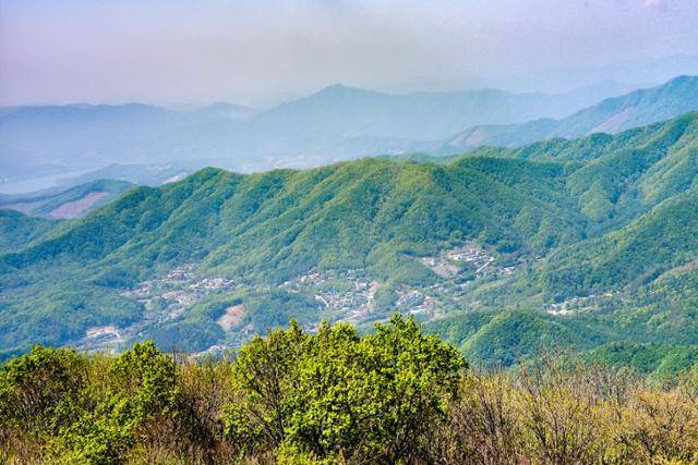 용문산 정상으로 가는 길에서 보이는 풍경.