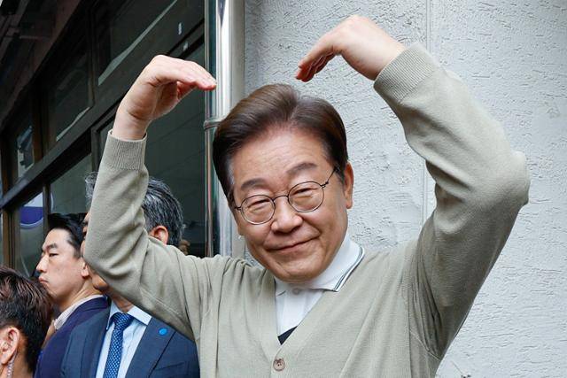 이재명 더불어민주당 대선 후보가 골목골목 경청투어 이틀차인 6일 충북 옥천군 공설시장을 찾아 즉흥 연설 중 하트를 그리고 있다. 뉴스1