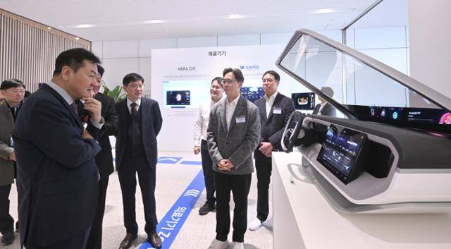 3월 19일 경기 수원시 영통구 수원컨벤션센터에서 열린 제56기 삼성전자 정기주주총회에서 신제윤 삼성전자 이사회 의장과 사외이사들이 하만 전장과 오디오를 보고 있다. 공동취재단