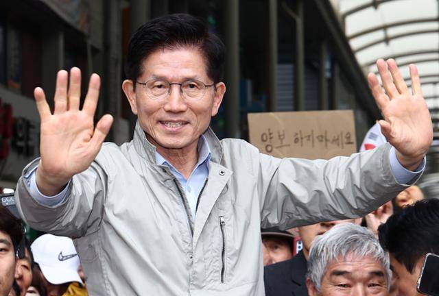 김문수 국민의힘 대선 후보가 6일 경북 포항시 죽도시장에서 시민들에게 인사하고 있다. 김 후보 뒤편에서 한 지지자가 들고 있는 '양보하지 마세요'라고 적힌 종이가 보인다. 포항=뉴스1