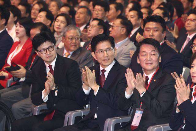 한동훈(앞줄 왼쪽부터)·김문수 국민의힘 대선 경선 최종 후보 2인과 안철수 의원이 3일 경기 고양시 킨텍스에서 열린 5차 전당대회에 참석해 손뼉을 치고 있다. 고양=뉴스1