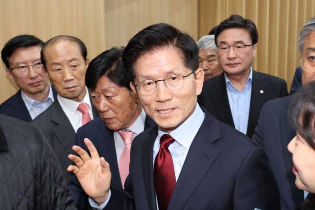 김문수 국민의힘 대선 후보가 6일 경북 경주시 HICO 미디어센터에서 서울로 가기 위해 이동하고 있다. 경주=뉴시스