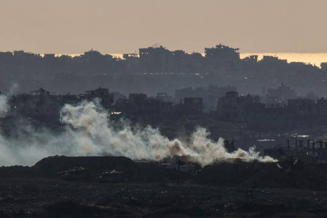 6일 팔레스타인 가자지구와 맞닿아 있는 이스라엘 남부 지역에서 폭발로 인해 큰 연기가 피어나고 있다. AFP 연합뉴스