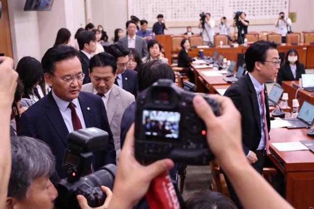 유상범 국민의힘 간사를 비롯한 국민의힘 의원들이 7일 서울 여의도 국회에서 열린 법제사법위원회 전체회의에서 진행된 조희대 대법원장 청문계획서 의결에 반발하며 퇴장하고 있다. 뉴시스