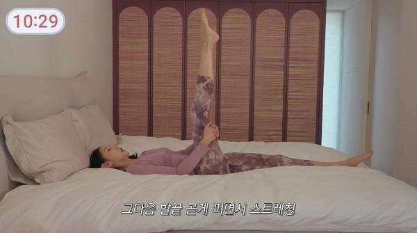 한혜진이 누워서 다리 들어올리기 자세를 선보였다./사진=유튜브 채널 ‘한혜진’