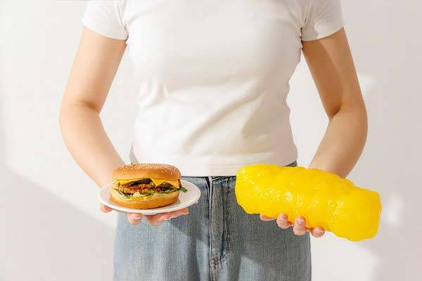 나이 들면서 생긴 뱃살을 빼려면 정제된 탄수화물 섭취를 줄이고 통곡물로 탄수화물을 보충하는 게 좋다./사진=클립아트코리아