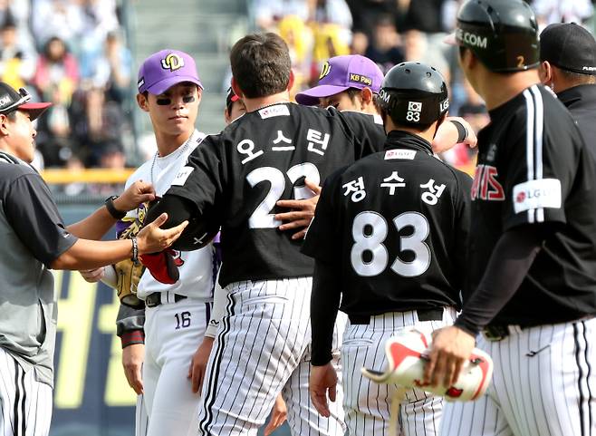 2025 KB0리그 프로야구 두산베어스와 LG트윈스의 경기가 6일 오후 서울 잠실야구장에서 열렸다. 8회초 무사 1루 문보경의 내야 땅볼 때 1루주자 오스틴이 공을 포구하기 위해 달려들던 2루수 강승호와 충돌한 후 그라운드에 쓰러졌다 일어나 교체되기 전 강승호의 어깨를 안아주고 있다. 잠실=김민규 기자 mgkim1@edaily.co.kr /2025.05.06/